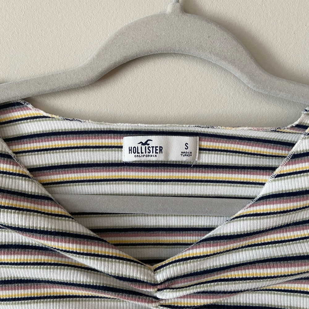 Fitted Ruched V-Neck Hollister Tee, Size Small, White/Green/Yellow/Pink/Navy - Picture 2 of 3